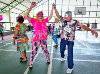 Clima de Carnaval: integrantes dos projetos Conviver e Cabelos de Prata compartilham experiências durante encontro