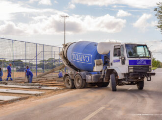 Praça da Amoca, no bairro Caçari, recebe obras para construção de estacionamento