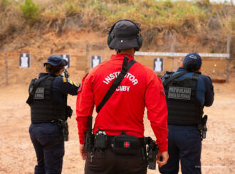 Guardas civis municipais que atuam na Patrulha Maria da Penha participam de treinamento para manuseio de novo armamento