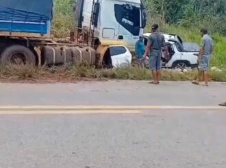 Dois motoristas ficam em estado grave após acidente entre carreta e carros na BR-174, em Rorainópolis