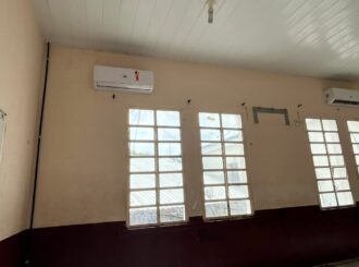 Denúncias apontam superlotação, centrais de ar com defeito e salas de aula sem cadeiras na Escola Euclides da Cunha