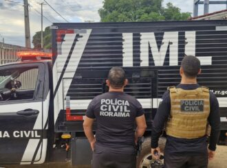 Polícia resgata corpo de trabalhador que morreu após ser atingido por árvore em área de difícil acesso no interior de RR