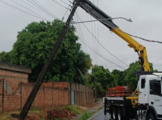 Bairros de Boa Vista ficam sem energia após chuva causar danos na rede elétrica