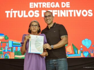 Moradores de 29 bairros comemoram entrega de títulos definitivos pela Prefeitura