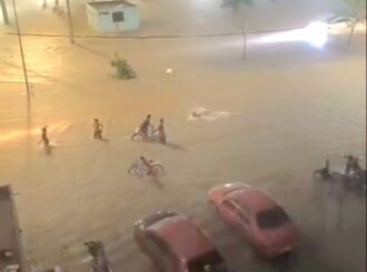 Forte chuva atinge Boa Vista nesta sexta e deixa ruas alagadas