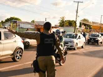 Agentes orientam condutores e pedestres sobre segurança no trânsito em Boa Vista