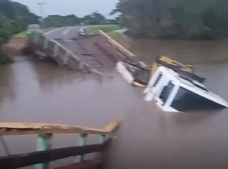Risco para trafegar: ponte desabou com caminhão em Iracema