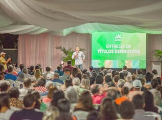 Prefeitura de Boa Vista entrega 321 títulos definitivos para famílias de 27 bairros