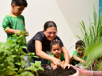 Crianças aprendem sobre cultivo e sustentabilidade em escola de Boa Vista
