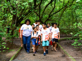 Crianças do projeto Conviver aprendem a cuidar da natureza  em visita ao Bosque dos Papagaios