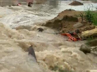 Com obras de drenagem paradas em avenida, alagamentos invadem casas em Mucajaí