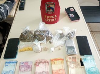 Jovem finge estar dormindo para escapar de abordagem, mas acaba preso com drogas em Mucajaí