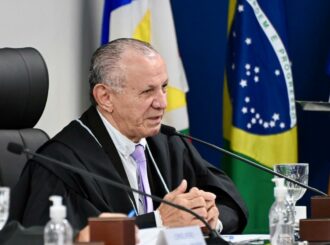 Conselheiro Manoel Dantas participa de sua última sessão plenária no TCERR