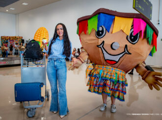 Forró, paçoca e alegria: passageiros são recepcionados no Aeroporto Internacional de Boa Vista em clima do ‘Maior Arraial da Amazônia’