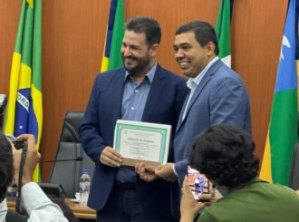 Jornalista Romano dos Anjos recebeu homenagem na Assembleia Legislativa