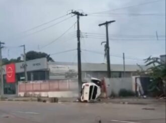 Três pessoas ficam feridas após carro capotar e bater contra poste na avenida Ville Roy
