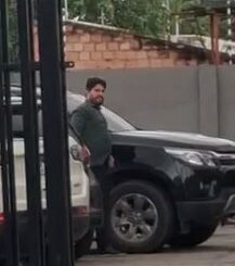 Secretário e servidor são flagrados chegando na academia em carro oficial; veja vídeo