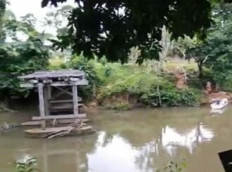 Sem ponte há três anos, crianças de comunidade indígena cruzam rio em canoas enquanto Governo do Estado “cruza os braços”