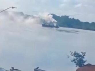 Balsa do Passarão apresenta falha na turbina durante travessia e fumaça assusta moradores