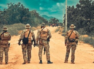 Operação Fox Uno da PF destrói balsa e prende 10 pessoas por garimpo ilegal em terra indígena de Roraima