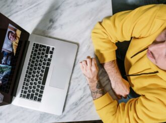 Sarau online celebra Dia Nacional do Escritor com leitura de poemas e microfone virtual aberto