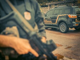 Polícia Federal prende duas pessoas durante operação contra tráfico de armas em Roraima