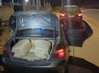 Transporte irregular: PRF apreende carro com 750 litros de gasolina na BR-174