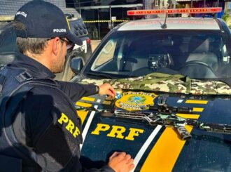 Homem é preso por porte ilegal de arma de fogo após polícia encontrar rifle em carro na BR-174