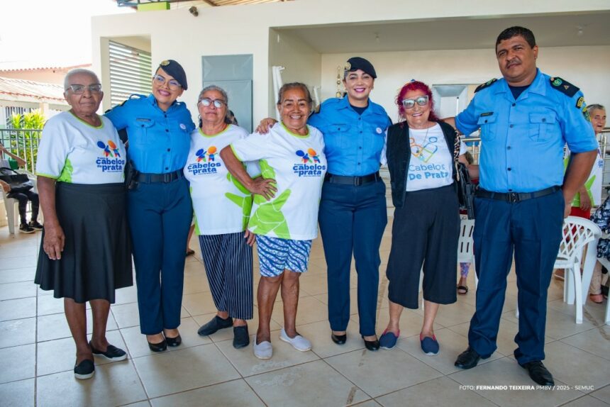 Idosos do projeto Cabelos de Prata participam de palestra de orientação sobre violência doméstica