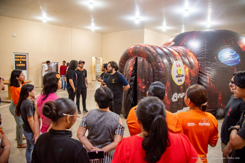 Integrantes do Projeto Crescer fazem ‘viagem espacial’ em Planetário Móvel