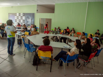 Servidores do Família Que Acolhe recebem capacitação sobre cuidados na primeira infância