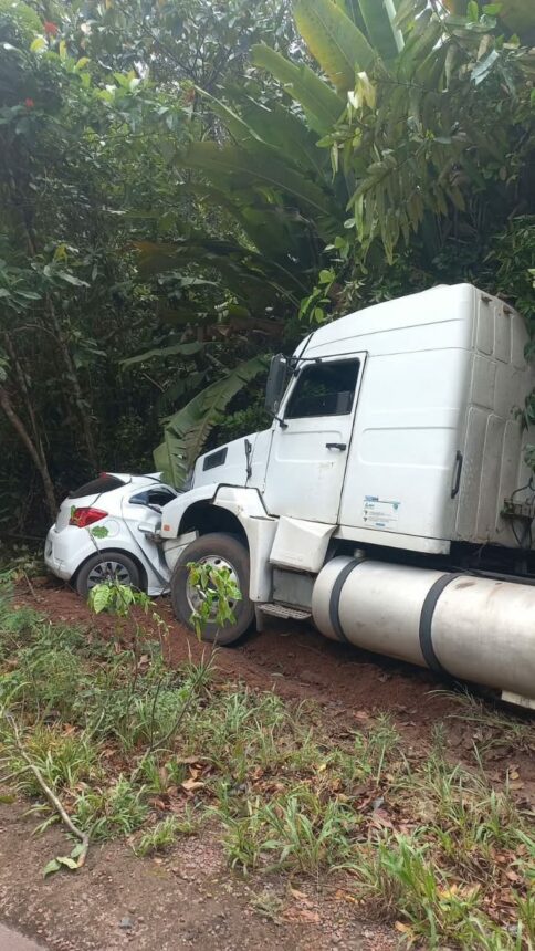 Duas mulheres morrem após carro atingir buraco, perder controle e bater de frente com carreta na BR-174