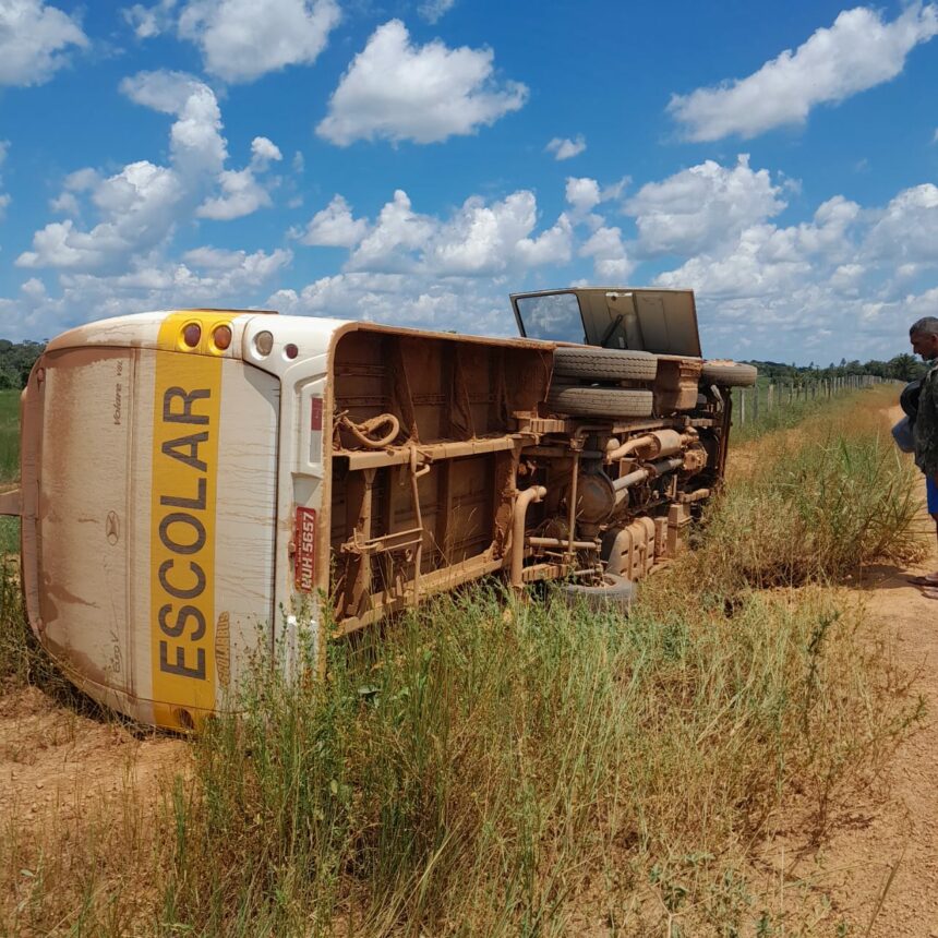 Ônibus escolar com alunos tomba em vicinal do Cantá, ao Norte de Roraima