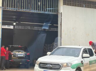 Para os alunos: escolas de lona; para empresários e ex-políticos amigos: contratos milionários com suspeitas de fraude e operações da PF