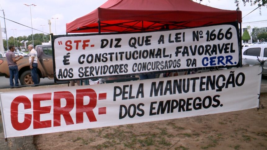 Manifestantes pedem que Governo do Estado cumpra lei que garante redistribuição de servidores da Cerr