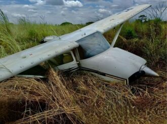 Aeronave ligada ao garimpo ilegal bate contra caminhão durante voo rasante e cai em fazenda no interior de RR