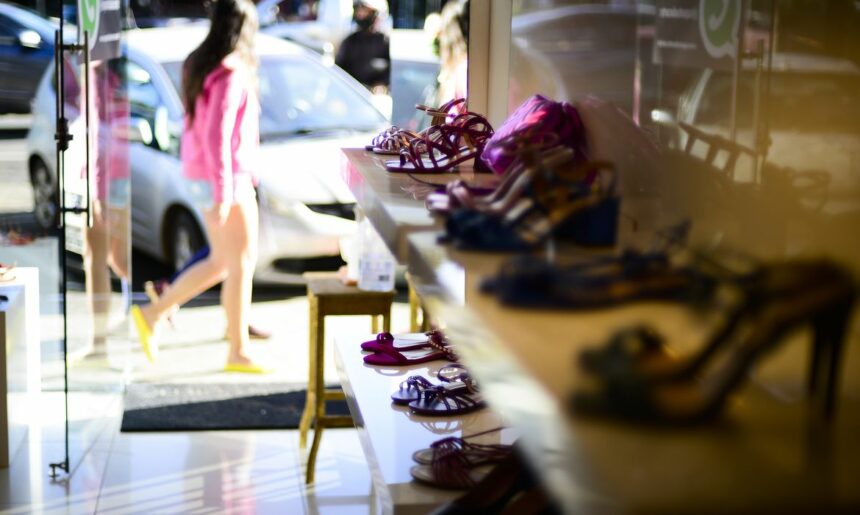 Inmetro publica nova regulamentação para evitar pirataria de calçados