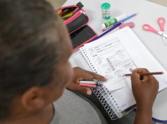 Inserção no mercado de trabalho tende a melhorar habilidade de leitura