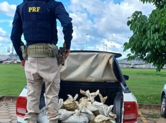 PRF: dois homens fogem e abandonam carro com 450 kg de cassiterita na BR-174