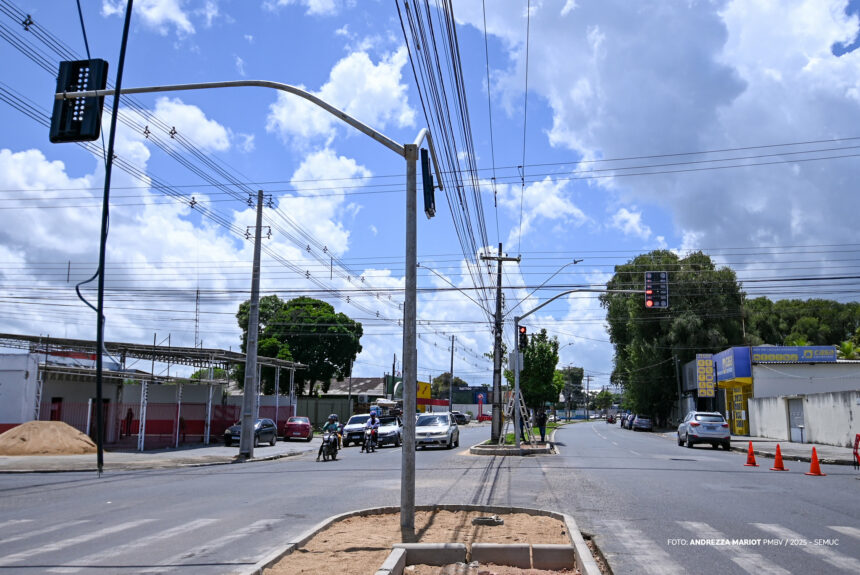 Prefeitura instala semáforo no cruzamento da avenida Major Williams com a rua General Penha Brasil