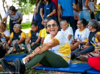 Idosos do projeto Cabelos de Prata revivem memórias e emoções em atividades na Praça do Mirandinha