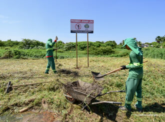 Prefeitura de Boa Vista retira mais de 8 toneladas de lixo de locais irregulares e instala placas de orientação sobre descarte correto