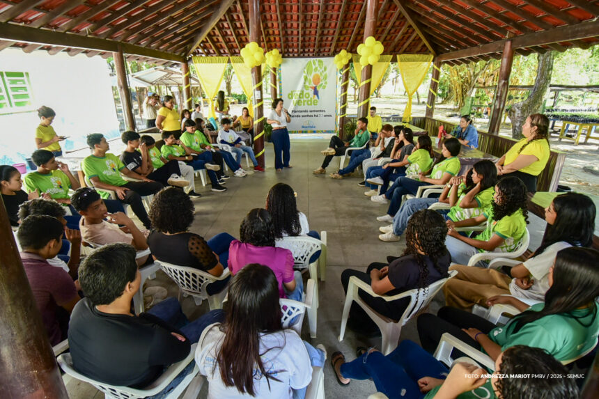 Espaço de escuta: reflexão sobre vínculos reais marca roda de conversa com integrantes do Dedo Verde