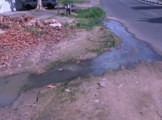 Idoso denuncia Caer sobre dois esgotos estourados no São Vicente