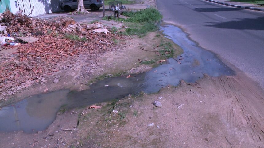 Idoso denuncia Caer sobre dois esgotos estourados no São Vicente