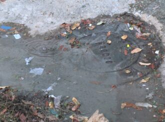 Sem solução da Caer, moradores convivem com esgoto estourado há dois meses no bairro São Vicente