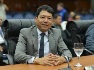 Masamy Eda e secretário de Educação são alvos de operação da PF em investigação sobre fraude em licitação