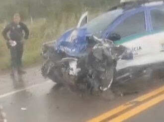 Policiais militares ficam feridos após acidente entre viatura e van na BR-174