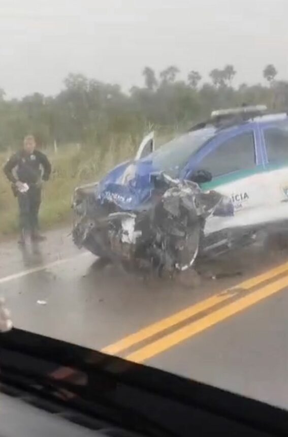 Policiais militares ficam feridos após acidente entre viatura e van na BR-174