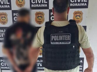 Jovem quebra medida protetiva e tenta matar a ex jogando carro contra a moto dela